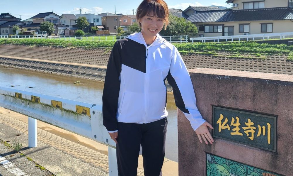 元日本代表・山根佐由里さん、6年生20名の小規模校へ初のソフトボール体験をお届け！