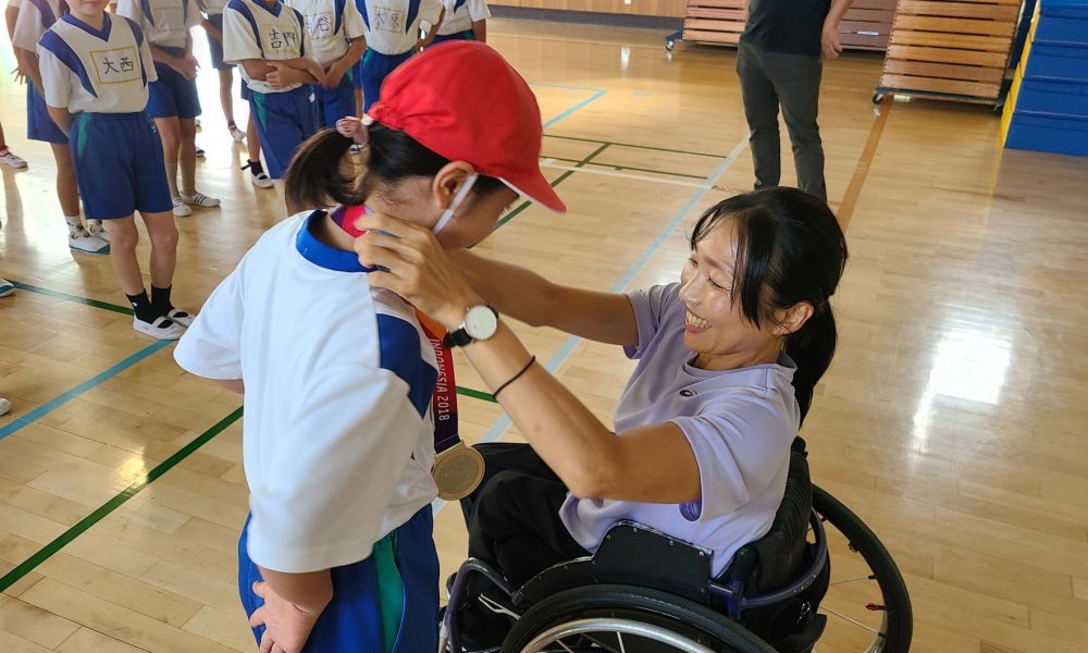 「帰らないでー！」子供の希望で延長授業も！パラ陸上選手による笑顔あふれる体育授業