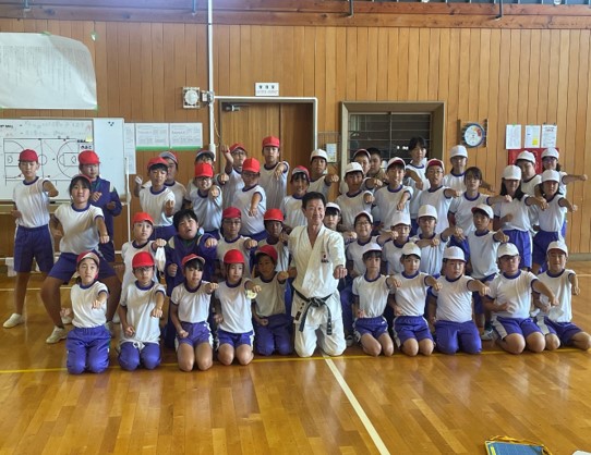 「礼儀・礼節」を大切に！ 空手元世界チャンピオンの鈴木雄一さんと楽しい基本稽古！！