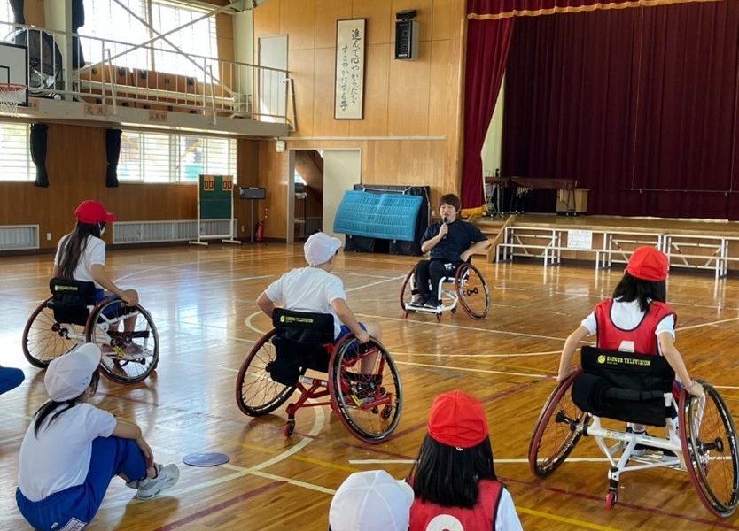 元パラリンピック車いすバスケットボール日本代表･根木慎志さんによる“応援を力に変える”笑顔になる体育授業！