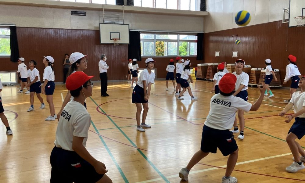 バレーボールで身体の使い方を学ぶ！日本で最も多く日本一に輝いた元Vリーガー大山未希さんの体育授業