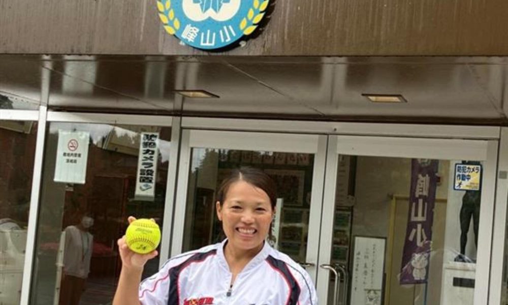 雨でも体育館で元気いっぱい！元オリンピック日本女子ソフトボール代表・三科真澄さんの剛速球に感嘆の声