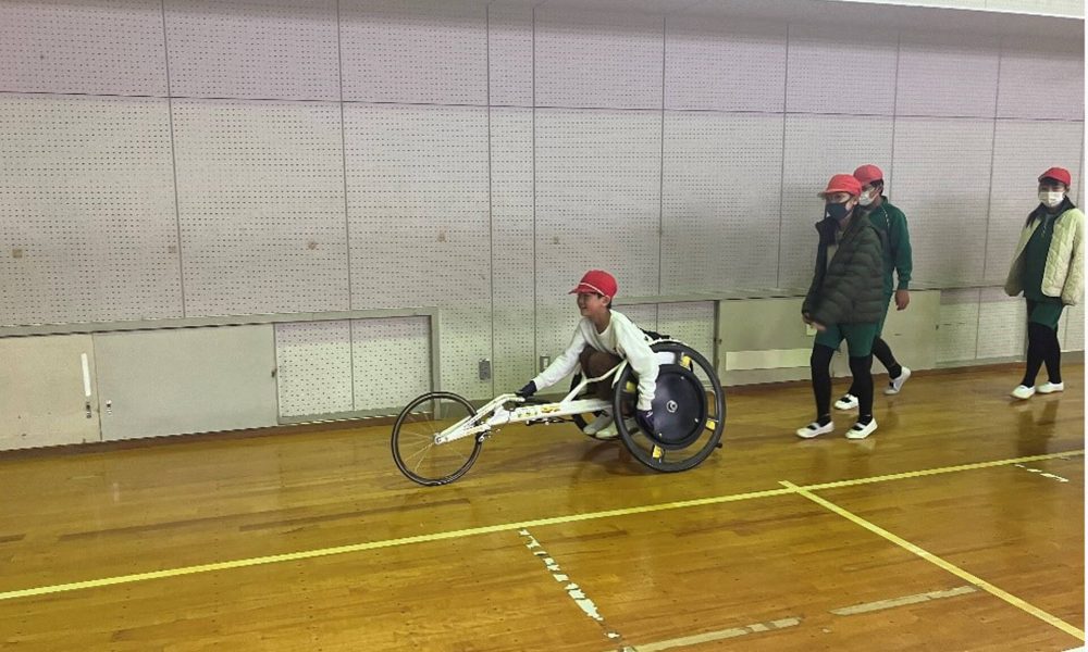 車いす陸上100ｍ日本記録保持者新田恵子さんの競技用車いすレーサー体験授業