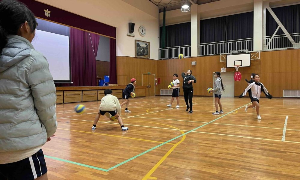 国の重要文化財に指定されている美しい小学校で、元女子バレーボール日本代表の佐藤あり紗さんがバレーボール教室！