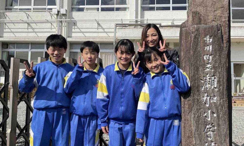 バレーボールの盛んな小学校で、元女子バレーボール日本代表の佐藤あり紗さんが熱血指導！