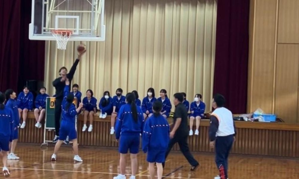 プロのスキルに大興奮。元プロバスケットボール選手川面剛さんのバスケットボールを楽しむ授業