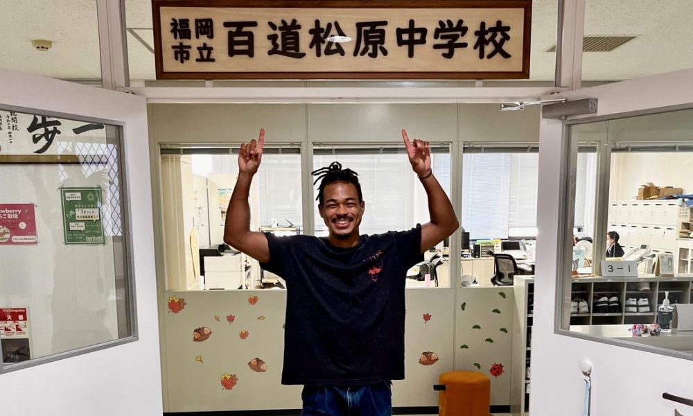 ユーモアあふれる講話で児童たちを惹きつけ、諦めない大切さを伝えた岡澤セオンさんの特別授業！