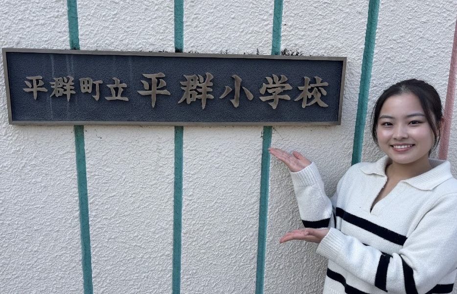 女子体操の畠田千愛さんが培った経験と技術をもとにマット運動の楽しさを児童たちに伝える体育授業