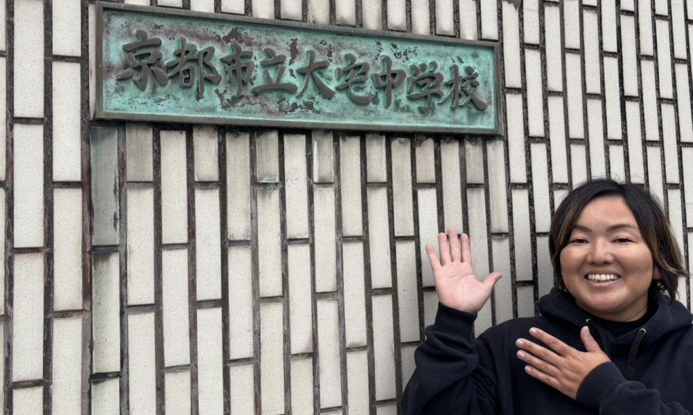 女子ソフトボールの松岡恵美さんが、ソフトボールを通じて、チームワークと感謝の心を伝える特別授業