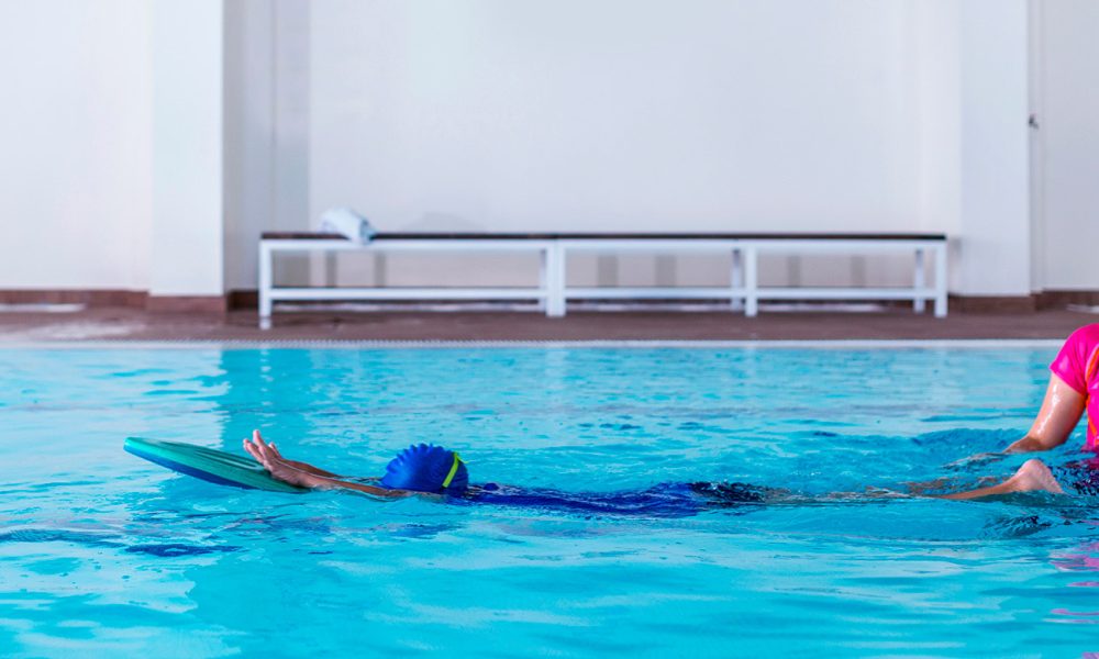 クロールの泳ぎ方と息継ぎ＆バタ足のコツ・小学生もみるみる上達する練習方法・トレーニング方法