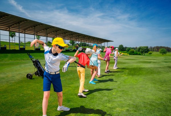 子供にゴルフを習わせたい！ジュニアゴルフスクールと個別ゴルフレッスンを使い分けてお子さんの好きを見つけよう