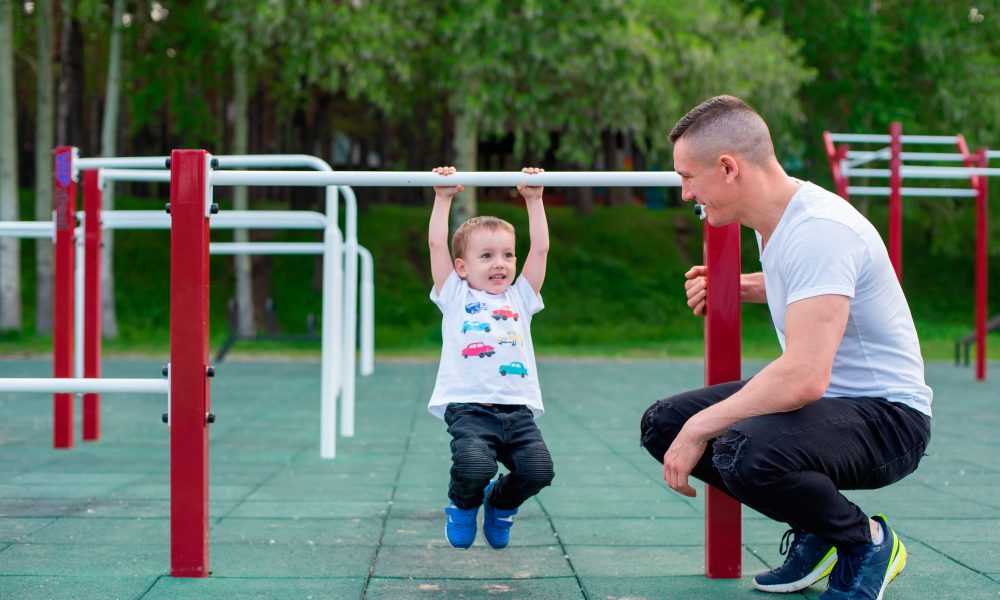 2歳、3歳の幼少期から楽しめる鉄棒！おすすめの鉄棒技とコツや保護者の方のサポート方法をご紹介