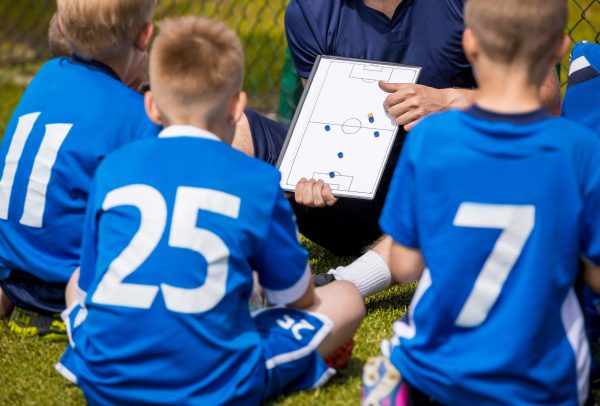 小学生・少年サッカー】ポジションを基礎から学ぶ！4つの大きい分類から11の細かい分類まで役割解説
