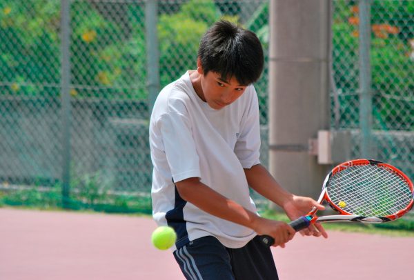 小学生ではじめるなら硬式テニスと軟式テニスどちらが良いの？違いと特徴をご紹介