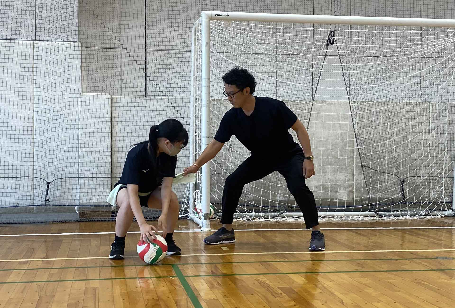JC バレー　太もも 小学生・中学生の初心者向け】バレーのレシーブって何？レシーブの役割・種類・構え方を簡単解説 | DCマガジン