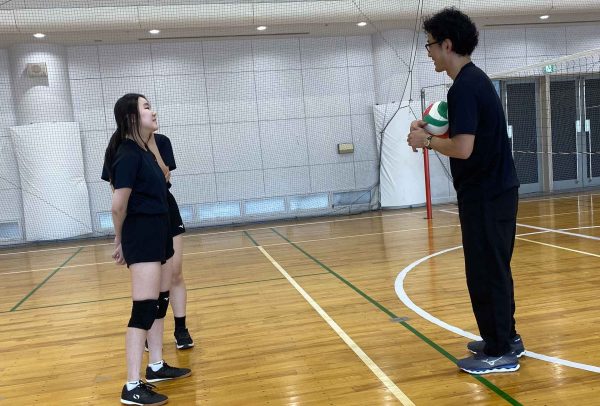 【小学生・中学生の初心者向け】バレーのレシーブって何？レシーブの役割・種類・構え方を簡単解説