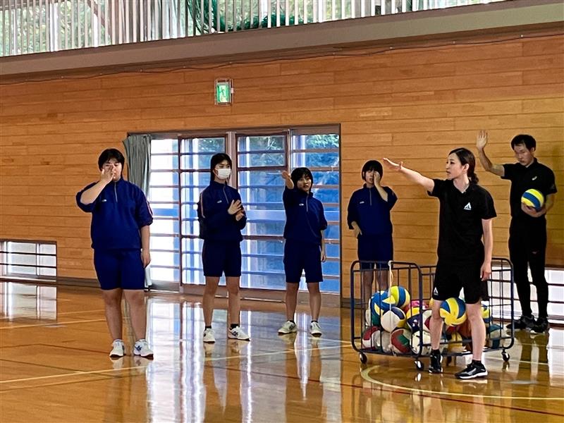 元プロバレーボール選手に小中学生が教わるプレーと仲間の大切さ！