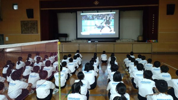 元プロバレーボール選手に小中学生が教わるプレーと仲間の大切さ！