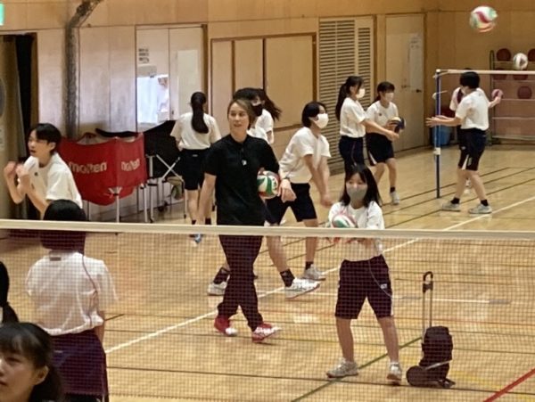 元プロバレーボール選手に小中学生が教わるプレーと仲間の大切さ！