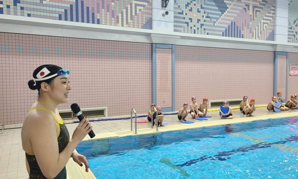 水泳のプロが教える授業体験をレポート！泳がない練習で運動の基本動作をマスター