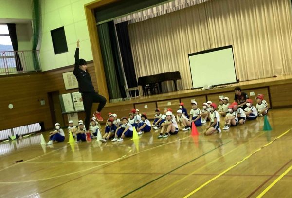 小学生が「現役」スポーツ選手からスポーツを学ぶ授業！個人指導も受けられる！